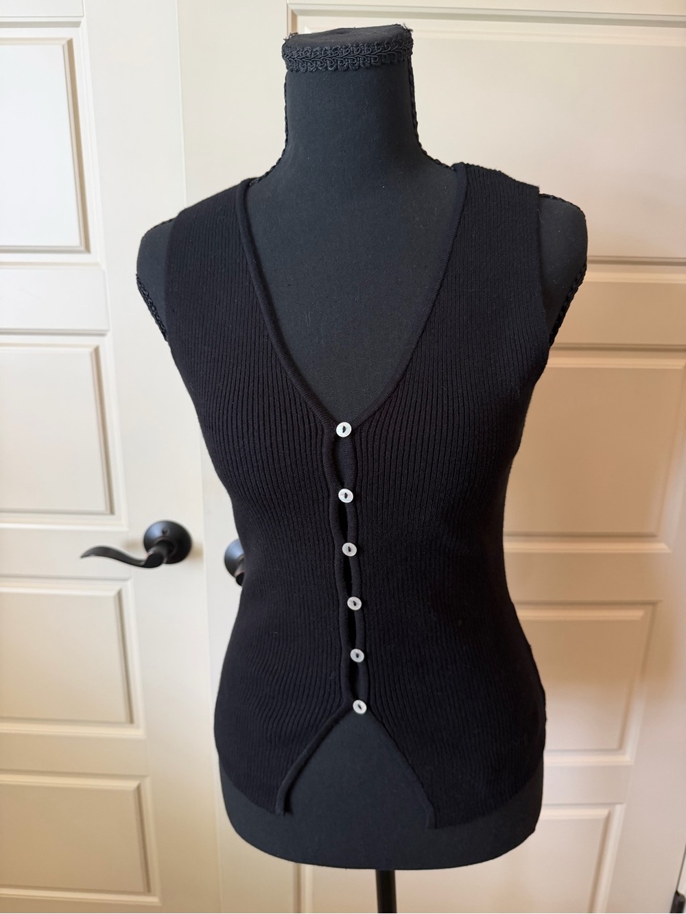 Bar III Black Sleeveless V-Neck Button Front Ribbed Top